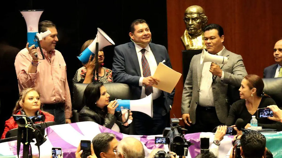 Morena logra quórum para sesión del Senado pese a protestas de la oposicón